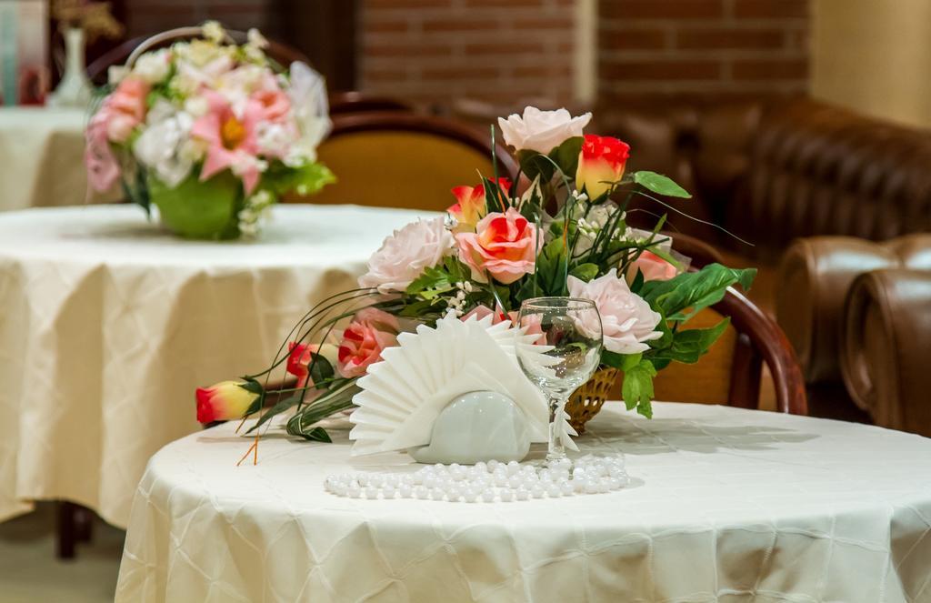 Optima Deluxe Kryvyi Rih Hotel Ngoại thất bức ảnh