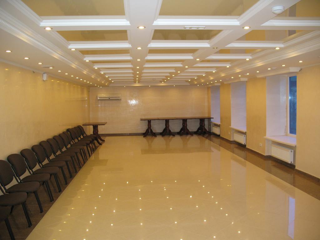 Optima Deluxe Kryvyi Rih Hotel Ngoại thất bức ảnh