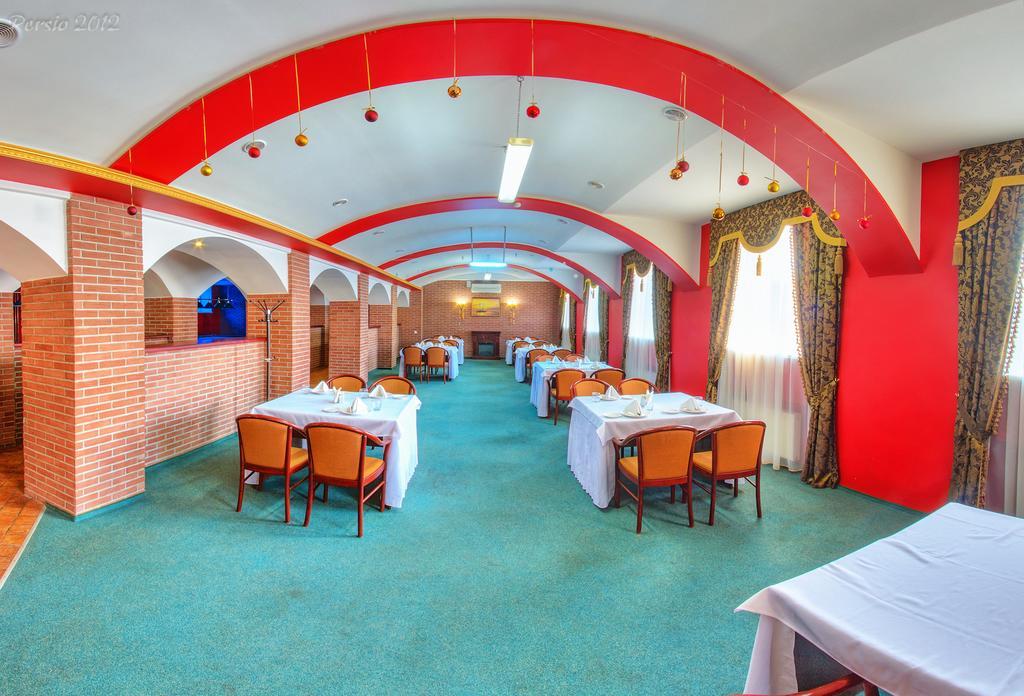Optima Deluxe Kryvyi Rih Hotel Ngoại thất bức ảnh