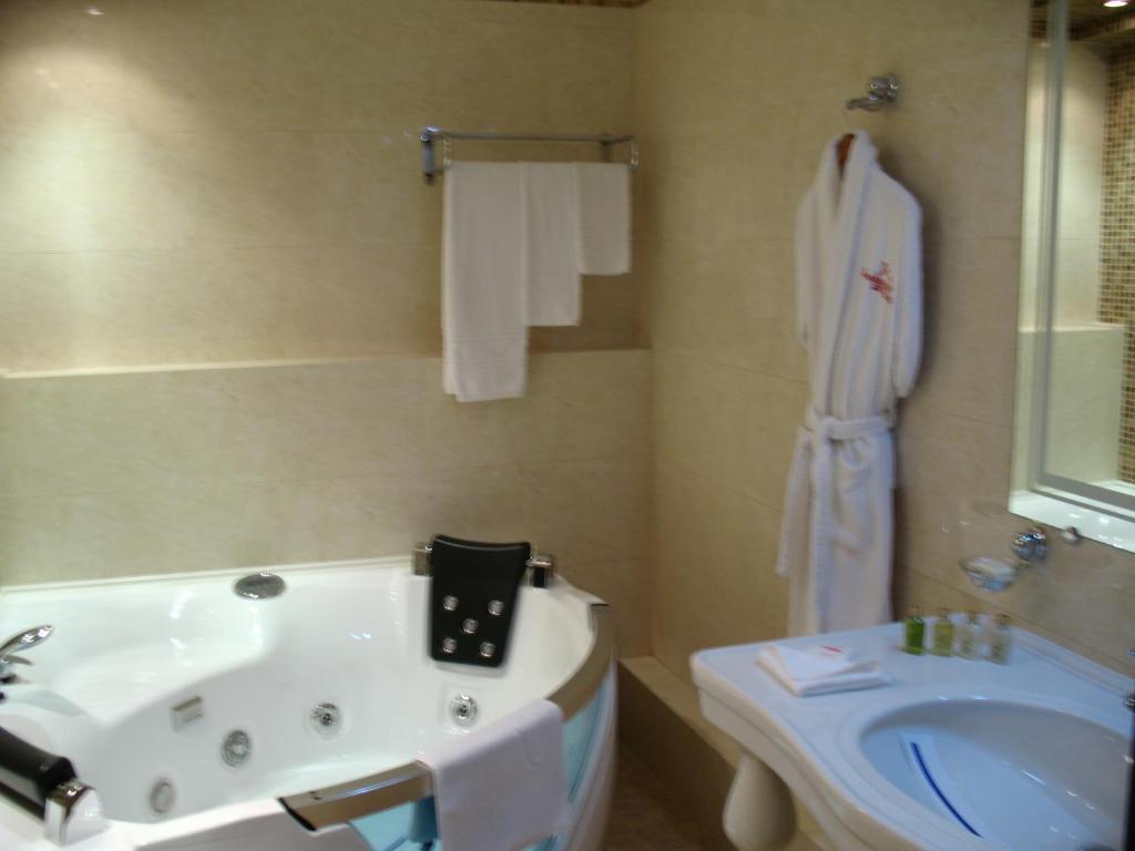 Optima Deluxe Kryvyi Rih Hotel Phòng bức ảnh